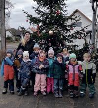 Wie in jedem Jahr haben die Kinder der Kita ,,Lustige Früchtchen“ von Byhleguhre die Tanne vor dem ,,Alten Konsum“ wieder geschmückt. Mit selbst Gebasteltem, Sternen und Weihnachtskugeln bekam sie wieder ein schönes Aussehen. Denn am 1. Advent sollte ja alles schön leuchten.  Foto: Monika Schernikau