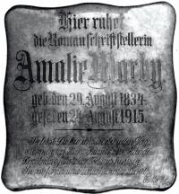  Grabstein von Amalie Marby mit Widmung ihres Neffen Ernst Marby.  Foto: Archiv des Stadtmuseums Cottbus