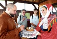 Begrüßung mit Brot und Salz im Nochtener Findlingspark, von Mitgliedern der Nochtener Domowina-Ortsgruppe in Tracht.
