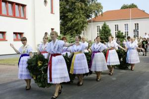 Kokot w Brjazynje: Kokotarje śěgnu pśez wjas. Ceło prědku njasu źowća wěnce za žnjownych kralow.  Foto: R. Kargowa