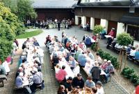 Kein Platz blieb leer zum 300. Jubiläum im Wirtshaus „Zum Hammer“ und beim Konzert des Orchesters „Lausitzer Braunkohle e.V.“.  Foto: J. Sch.