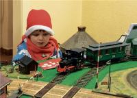 Lukas Meinhardt mag sich gar nicht von der Modellbahn trennen.  Foto: Peter Becker