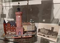 Modell des Spremberger Turmes und der umliegenden Häuser mit der Straßenbahn davor.