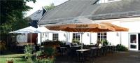 Der Biergarten der „Schlangenkrone“ im Hof des SKC strahlt noch bis in den Herbst gemütliche Gastlichkeit aus. Foto: Jost Schmidtchen