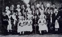 Zu den historischen Bildern im Buch „Swaŕba“ gehört dieses. Es zeigt eine „ehrbare“ junge Hochzeit um 1900.  Fotos: Repro NC